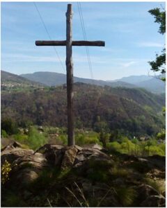 Croce in legno per ricordare luogo dove c'erano i lazzaretti per i malati di peste