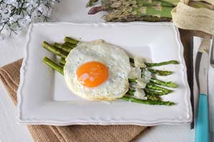 Uova con asparagi di Cantello